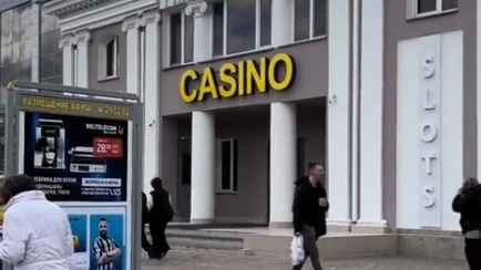 «Где связь и логика?» — Гомельчанин пожаловался на казино рядом со школой. Мнения пользователей TikTok разошлись