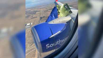 На видео попал момент, как самолёт с 135 пассажирами на борту начал разваливаться в воздухе