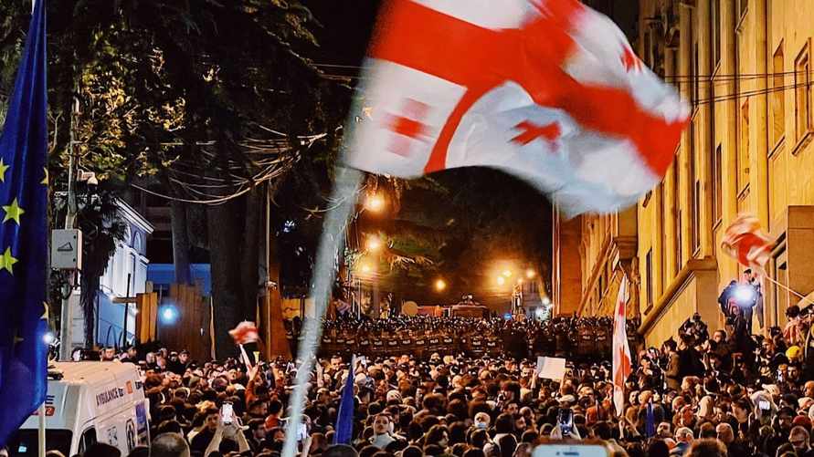 В Грузии вспыхнули протесты против "русского закона". Президент Зурабишвили поддержала участников акций