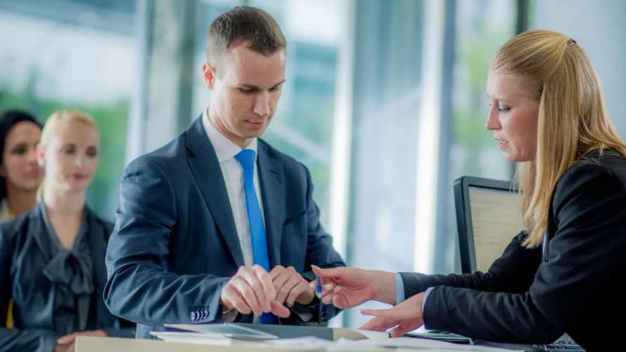 Один из банков предупредил белорусов об отказе от вкладов в долларах и евро. Когда?