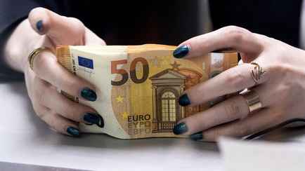 Евростат назвал средние почасовые зарплаты в странах ЕС. Что в Польше и Литве?