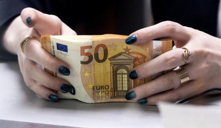 Евростат назвал средние почасовые зарплаты в странах ЕС. Что в Польше и Литве?