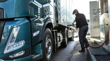 Дальнобойщик заправился в Бресте и получил штраф в размере 2000 рублей. За что?