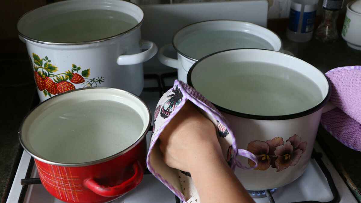 Кому еще в столице готовить тазики? "Минсккоммунтеплосеть" опубликовало график отключения горячей воды в мае