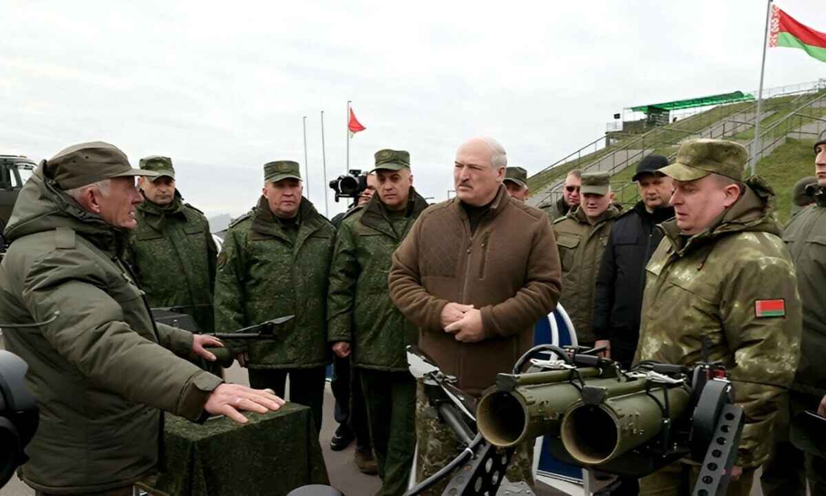 "Я обнимался с ядерной боеголовкой" — Лукашенко рассказал, почему вывел ядерное оружие из Беларуси в 90-х