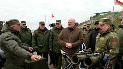 «Я обнимался с ядерной боеголовкой» — Лукашенко рассказал, почему вывел ядерное оружие из Беларуси в 90-х