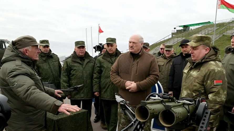 "Я обнимался с ядерной боеголовкой" — Лукашенко рассказал, почему вывел ядерное оружие из Беларуси в 90-х