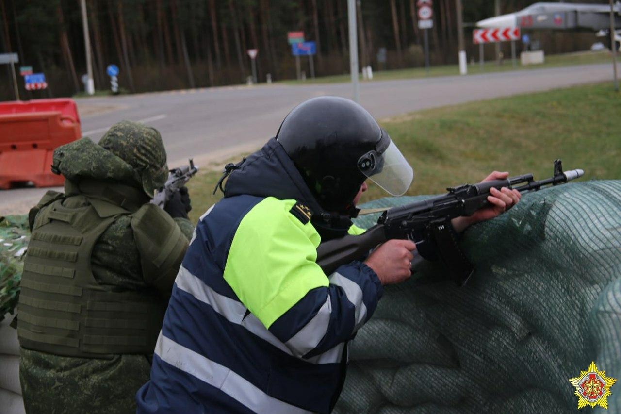 Под Гродно потренировались уничтожать диверсионные группы и перекрывать дороги