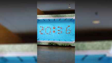 «Они там круглые сутки плавают?» — Часы из синхронисток в израильском аэропорту покорили соцсети