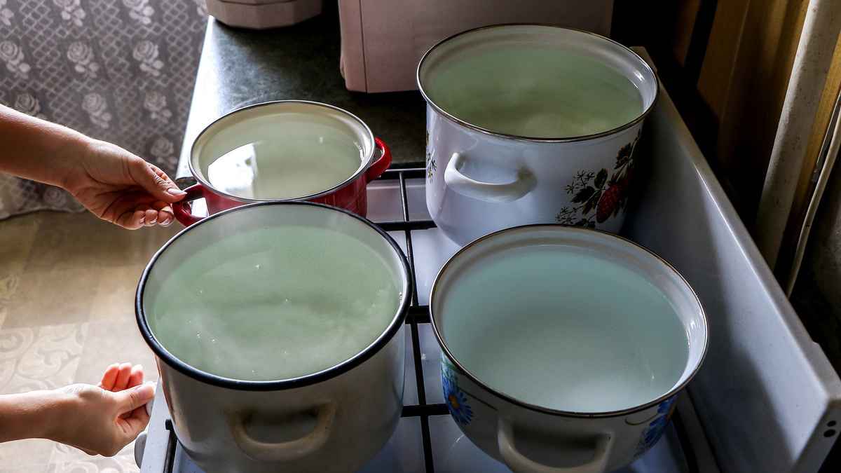 "Минскэнерго" опубликовало график отключения горячей воды в мае. Кому в столице готовить кастрюли и тазики?