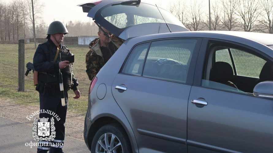 На Гомельщине военные возвели КПП и досматривают автомобили. Что происходит?