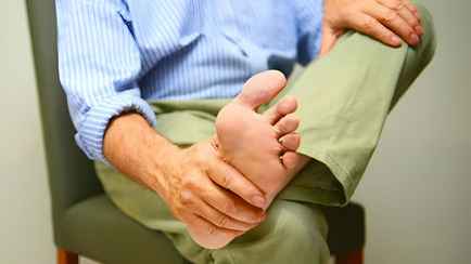 Эти три симптома на ногах могут предупредить о болезнях сердца. Когда нужно срочно к врачу?