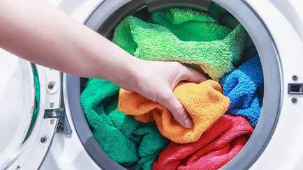 Эту ошибку при стирке полотенец допускают многие. Эксперты рассказали, что делает их жесткими
