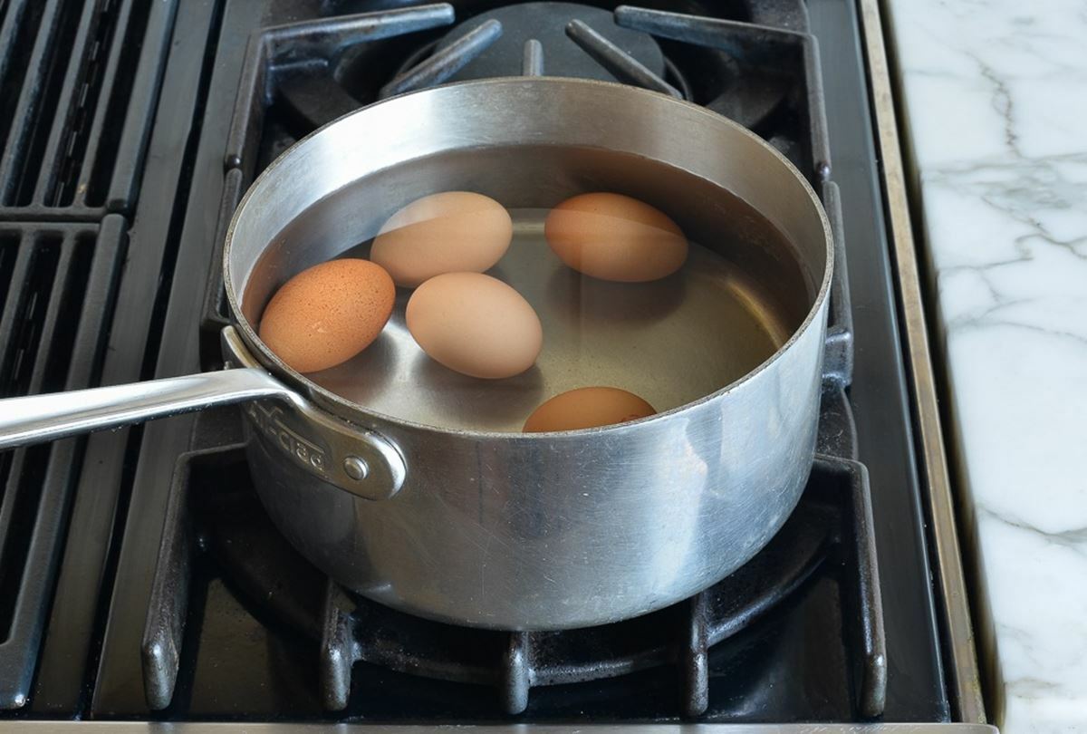 Как легко очистить вареные яйца от скорлупы? Понадобиться только иголка