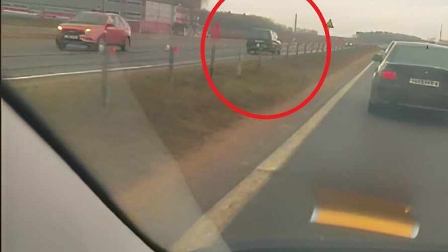 "Хоть бы задом ехал" — В TikTok опубликовали видео из-под Минска с водителем, "из-за которого погибают люди"