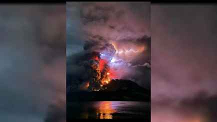 В Индонезии впервые за 22 года проснулся вулкан Руанг – сотни людей эвакуировали