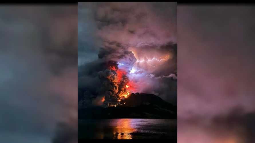 В Индонезии впервые за 22 года проснулся вулкан Руанг – сотни людей эвакуировали