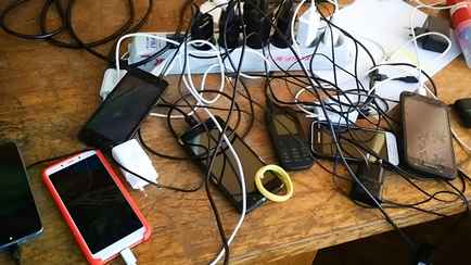 Этот трюк спасёт вас от запутанных проводов в доме. Понадобятся только две ненужные вещи и ножницы