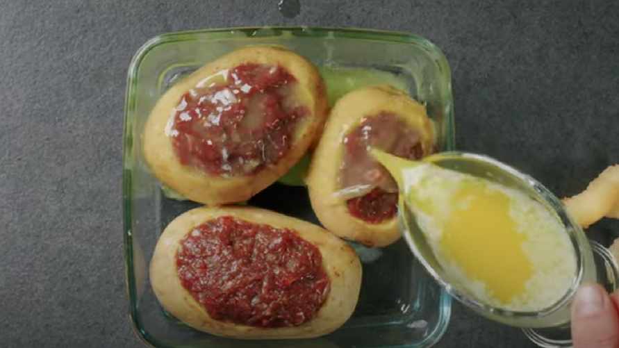 Вырежьте из картофеля середину и положите эту смесь. Простой рецепт сытного ужина в духовке