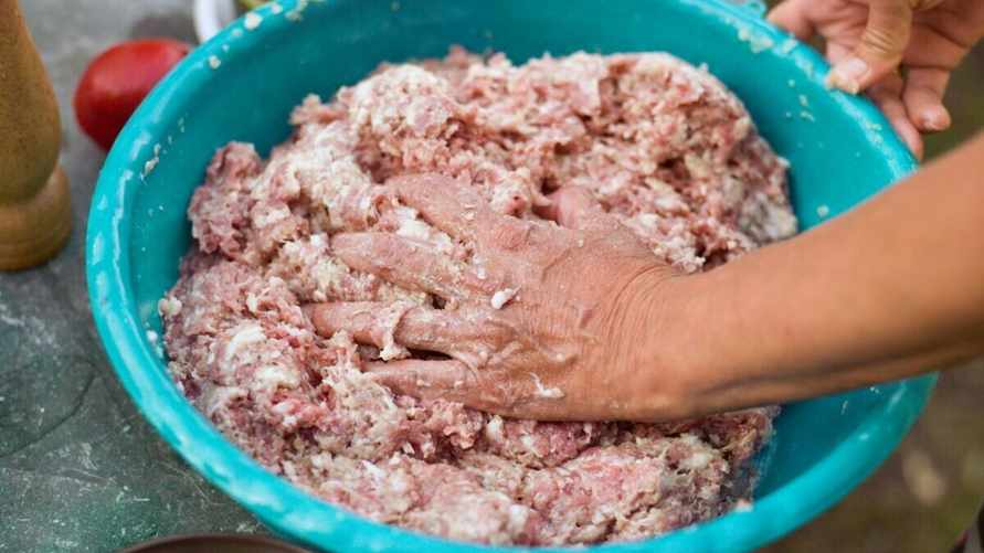 Натрите на терке и добавьте в фарш. Эта добавка сделает котлеты еще вкуснее