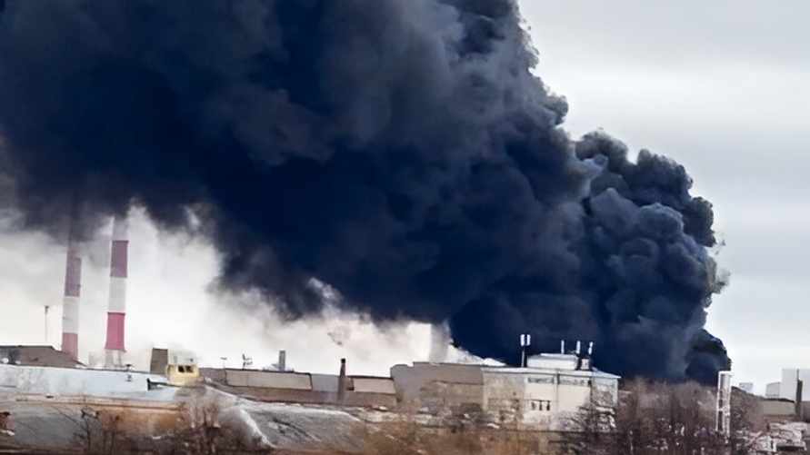 В Сеть попало видео пожара на российском заводе "Уралмаш"