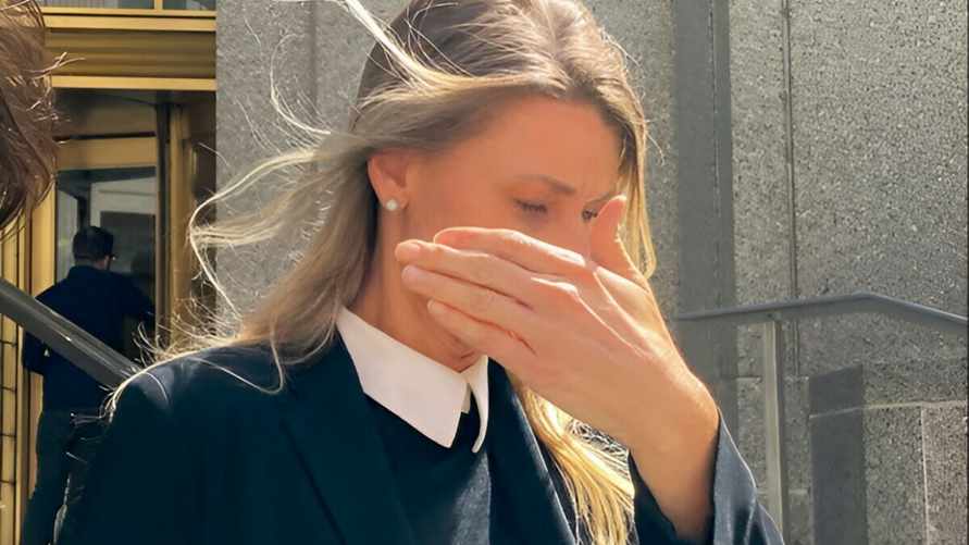 Подсудимая покидает федеральный суд Манхэттена