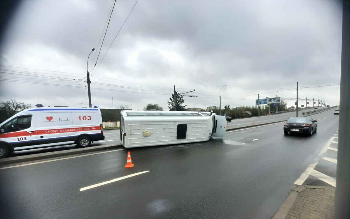 В Бресте опрокинулась маршрутка с 7 пассажирами. Несовершеннолетнюю девочку забрали в больницу