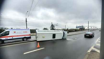 В Бресте опрокинулась маршрутка с 7 пассажирами. Несовершеннолетнюю девочку забрали в больницу