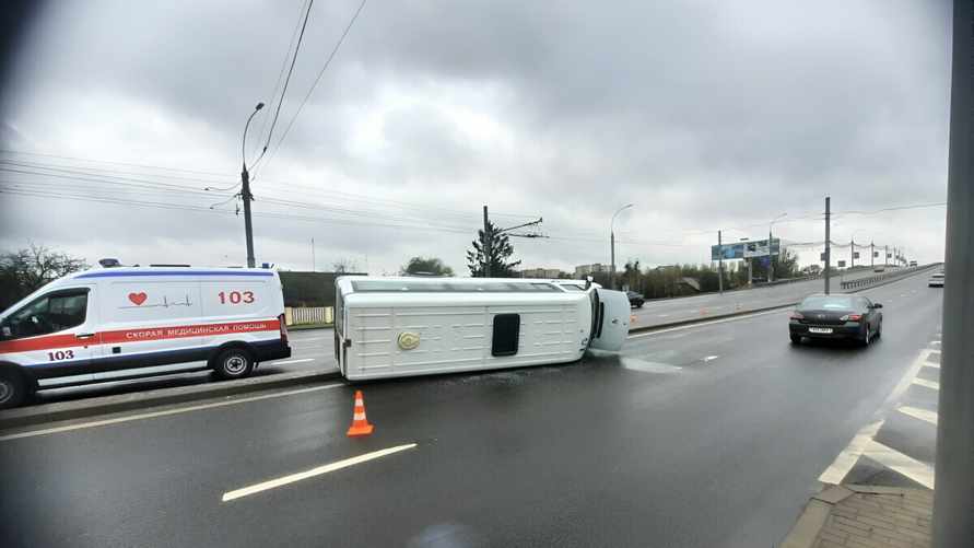 В Бресте опрокинулась маршрутка с 7 пассажирами. Несовершеннолетнюю девочку забрали в больницу