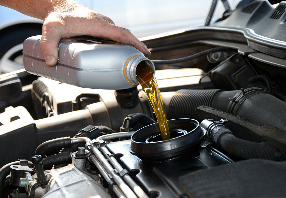 Как часто менять масло в двигателе? Зависит не только от пробега и времени