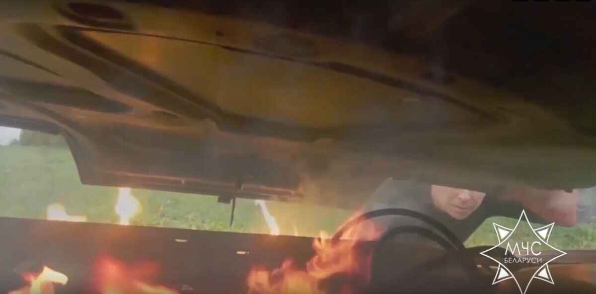 Не открывать широко капот. В МЧС Беларуси рассказали, что еще сделать, чтобы потушить загоревшееся авто