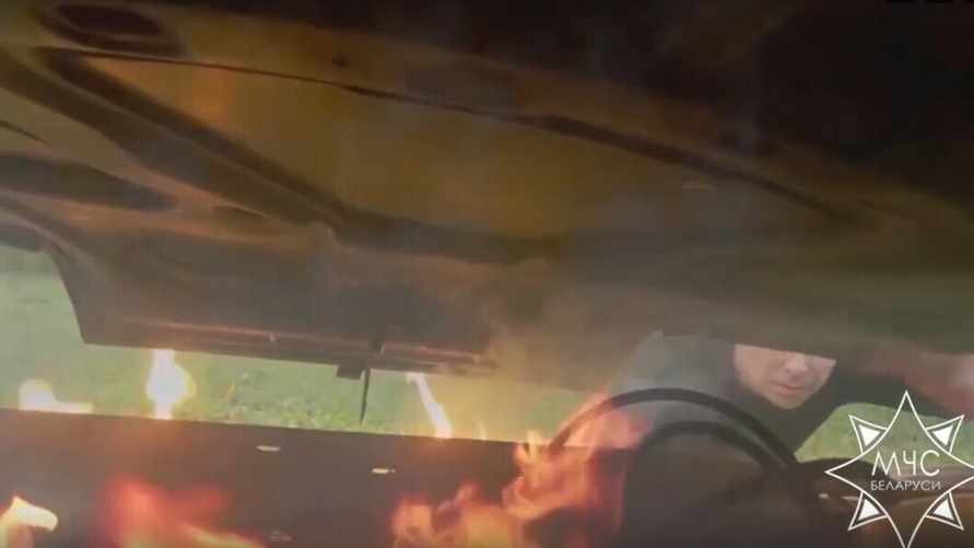 Не открывать широко капот. В МЧС Беларуси рассказали, что еще сделать, чтобы потушить загоревшееся авто