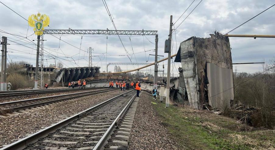 Сообщение об обрушении путепровода на железнодорожные пути российское