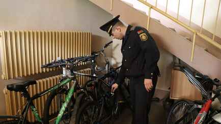 Штраф до 800 рублей. Гродненские милиционеры решили проверить, как белорусы хранят велосипеды в подъездах