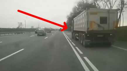 Появилось видео, как пассажирский автобус въехал в фуру под Минском