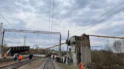 Задержка – до 4 часов. БелЖД пустила поезда на Москву по новому маршруту из-за обрушения моста в России