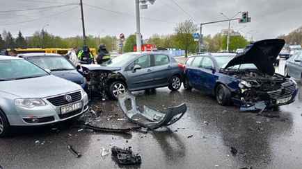 В ГАИ Минска показали видео столкновения четырёх авто на перекрестке