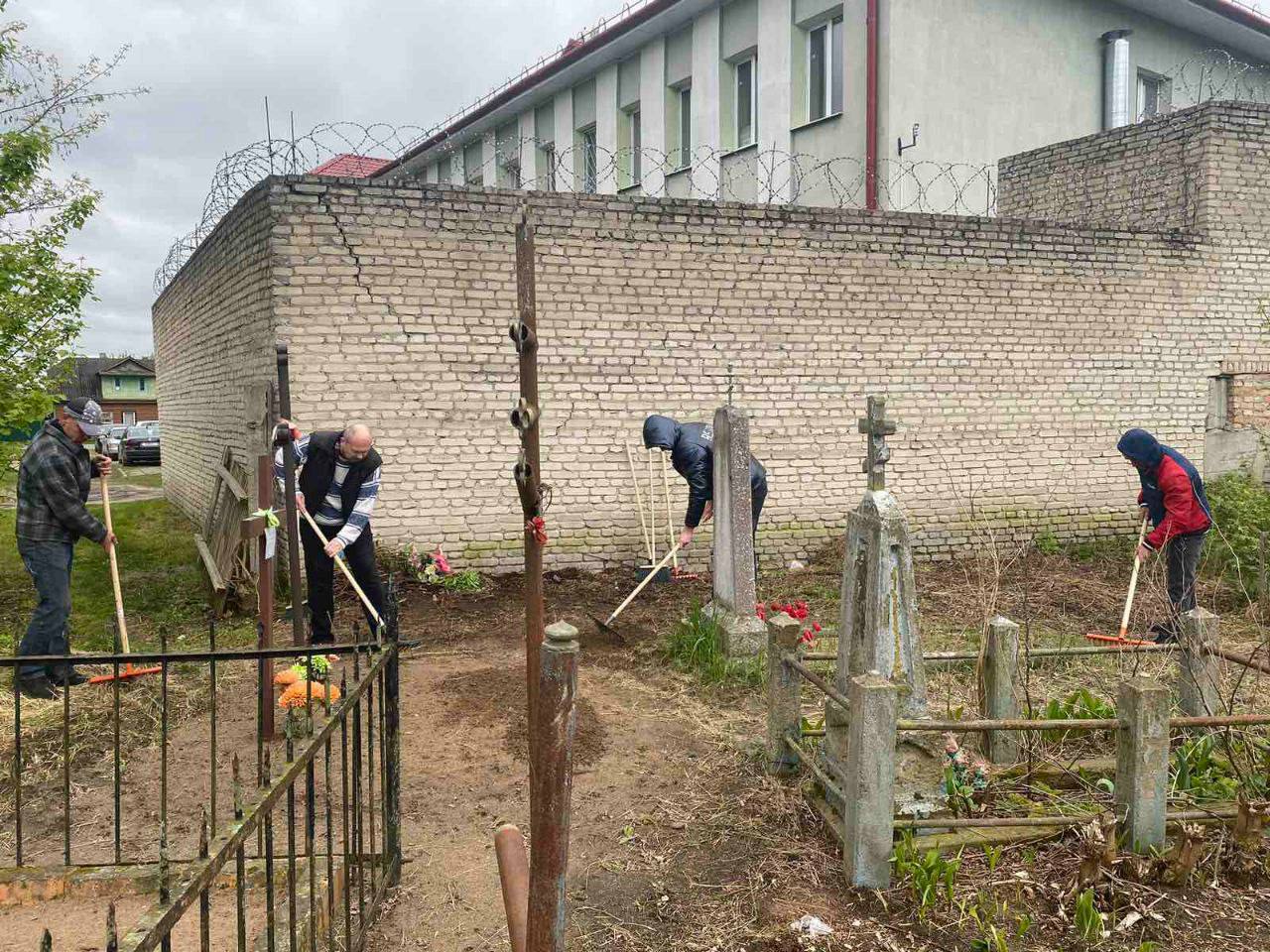 В Дрогичине милиция отправила безработных белорусов на кладбище. Зачем?