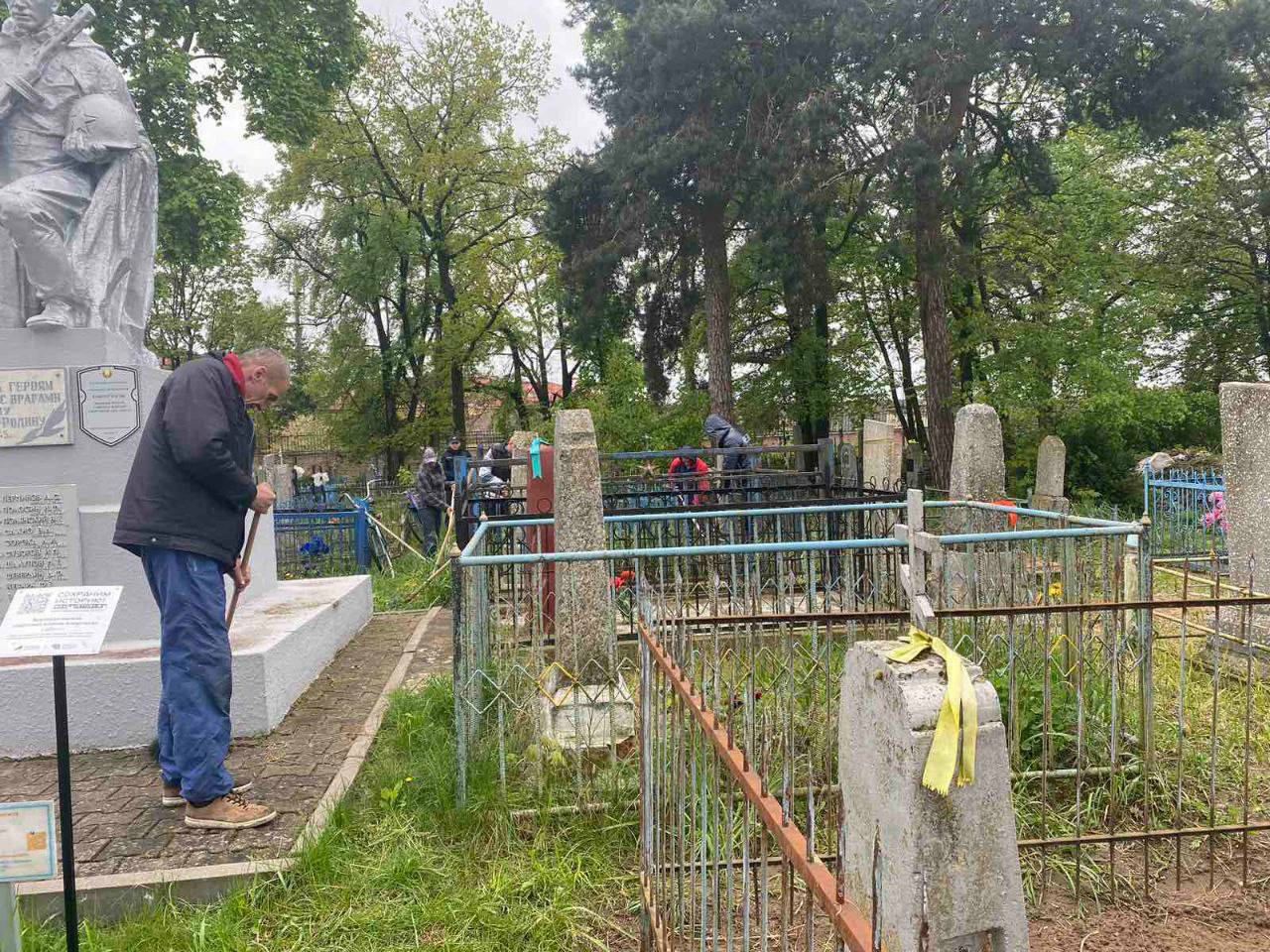 В Дрогичине милиция отправила безработных белорусов на кладбище. Зачем?