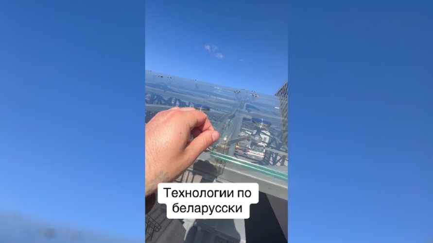 “Скотч спасёт мир” – Мужчина пожаловался на "ноу-хау" в строительстве стеклянных навесов в Минске