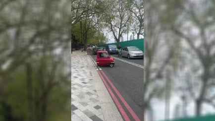 «Бардачок от КАМАЗа сбежал» — В Сети завирусилось видео с самым маленьким автомобилем в мире