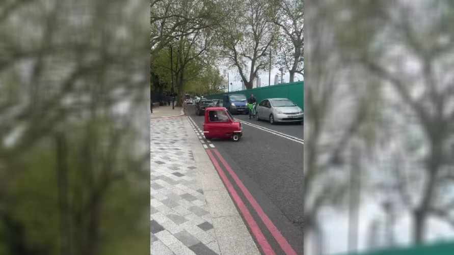 "Бардачок от КАМАЗа сбежал" - В Сети завирусилось видео с самым маленьким автомобилем в мире