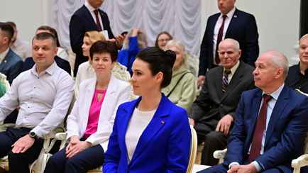 Лукашенко вручил белорусской космонавтке Василевской медаль Героя Беларуси