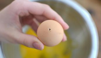 Как легко очистить вареные яйца от скорлупы? Понадобиться только иголка