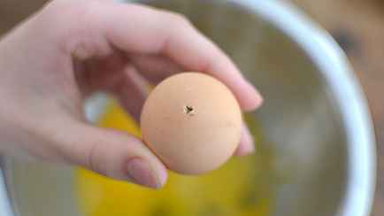 Как легко очистить вареные яйца от скорлупы? Понадобиться только иголка