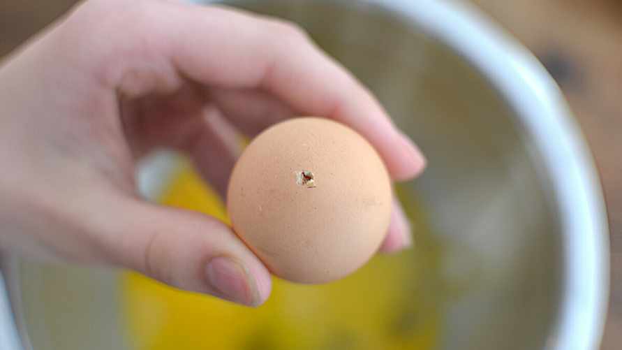Как легко очистить вареные яйца от скорлупы? Понадобиться только иголка
