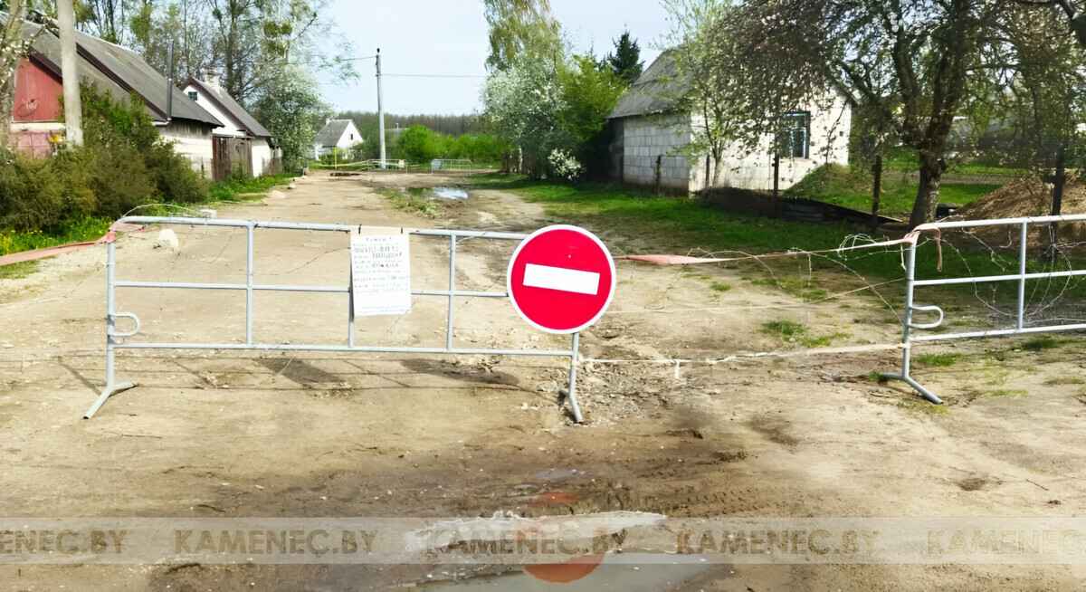 Белорус перекрыл часть улицы колючей проволокой, чтобы "ускорить" ремонт дороги. Это как?