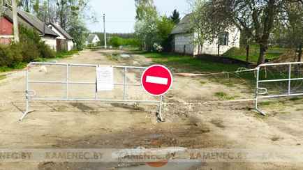 Белорус перекрыл часть улицы колючей проволокой, чтобы «ускорить» ремонт дороги. Это как?