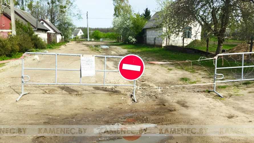 Белорус перекрыл часть улицы колючей проволокой, чтобы "ускорить" ремонт дороги. Это как?