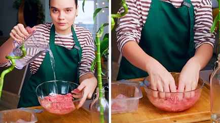 «Неужели я перестану давиться» — Фудблогер показала, зачем заливать фарш водой. Тысячи подписчиков оценили